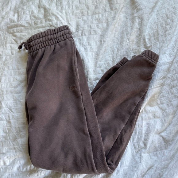 Aritzia TNA Sweatfleece Cozy Fleece Boyfriend Sweatpants - Picture 2 of 5